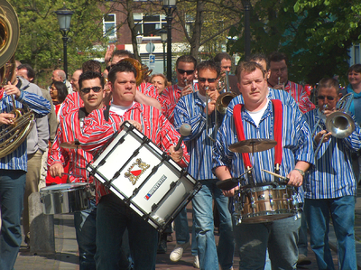 878074 Afbeelding van de ommegang van 'de Feestneuzen' rond de Jacobikerk, met het publiek bij de opening van de ...